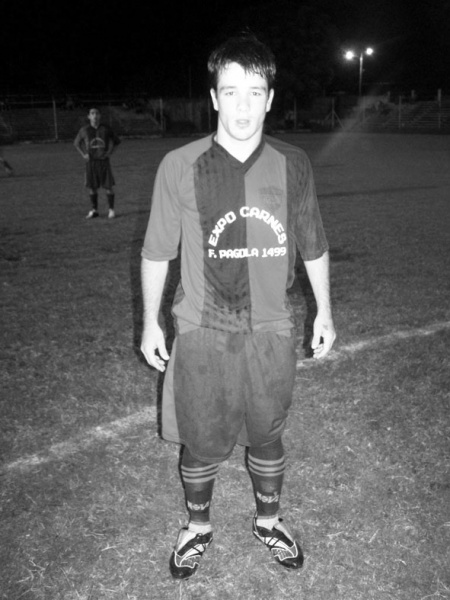 Alexis Oviedo convirtió uno de los goles de Estrada B