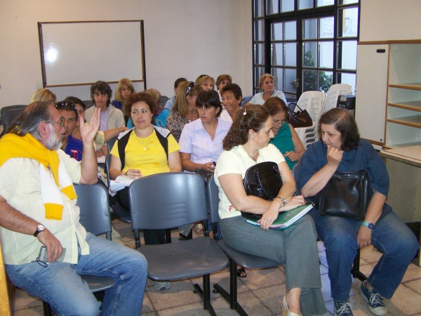 Docentes zarateños en la reunión de ayer