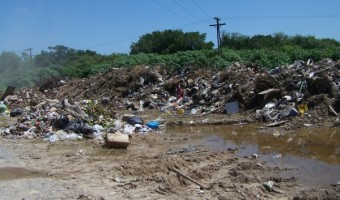 Calle para el tránsito pesado, convertida en un basurero Calle para el tránsito pesado, convertida en un basurero