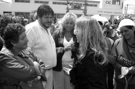 kirchner Los trabajadores de Desarrollo social durante la recorrida en Barrio Lubo
