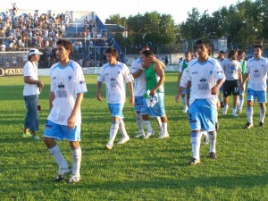 Los jugadores de CADU se retiran trás derrotar a Cambaceres, y de esta forma quedar  a solo tres unidades del puntero Excursionistas pero con un partido menos disputado