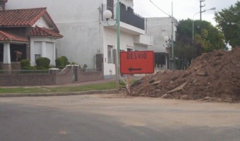 En Villa Fox, una obra hace doblar a los automovilistas en contramano En Villa Fox, una obra hace doblar a los automovilistas en contramano