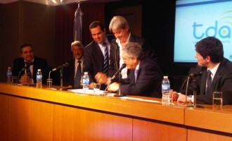 Abel Furlán en la firma del convenio con De Vido y Abal Medina.
