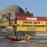 El año pasado Greenpeace realizó una protesta frente a las centrales Atucha I y II 
para reclamarle al Gobierno que revea el plan nuclear que lleva adelante desde 2004.