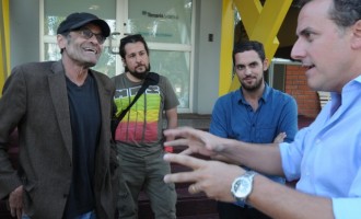Harun Farocki (izquierda) junto a Javier Martínez Álvarez, Director General de Tenaris.