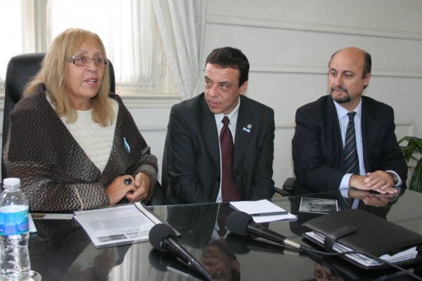 La Intendente de Campana, Stella Giroldi, junto a su par de Zárate y el Presidente de la Cámara de Servicios Portuarios y Pluviales
