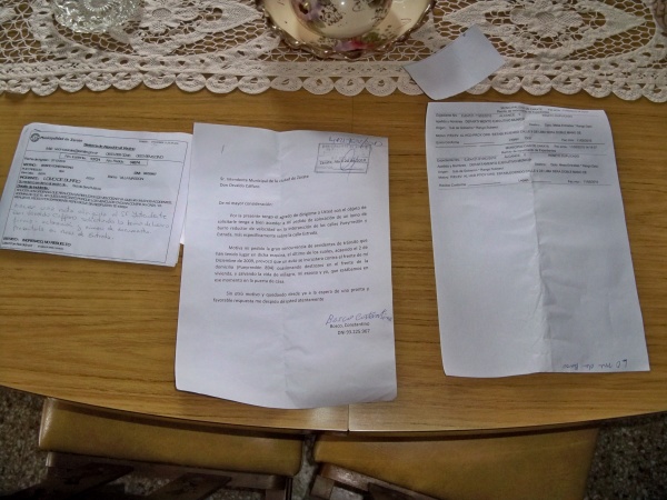 101_0944 Notas del vecino solicitando reductores de velocidad