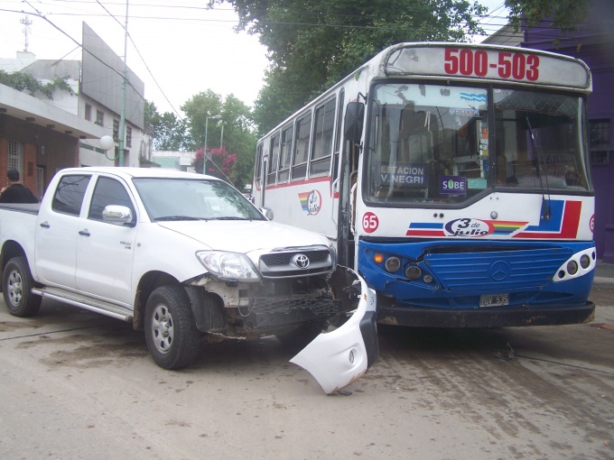 Violento choque entre un colectivo y una camioneta