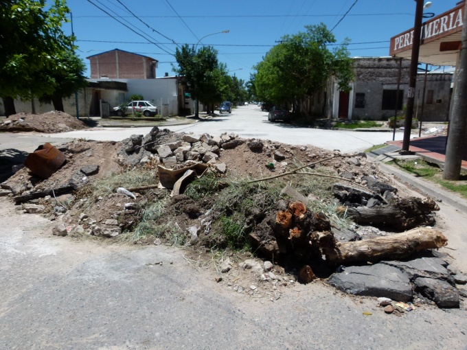 La calle Matheu todavía no se inauguró y ya se convirtió en un basural