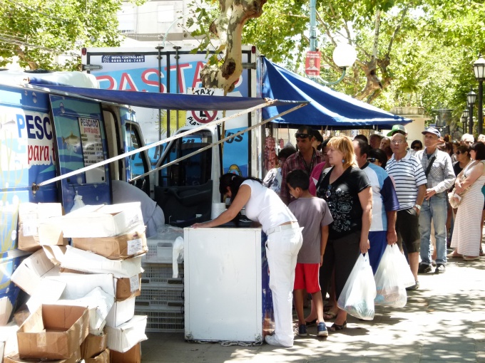 Muchos vecinos compraron pastas y pescados