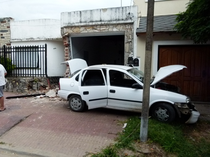 Evita ser asaltado e impacta contra una vivienda