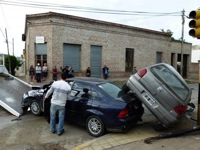 Violento accidente entre dos autos