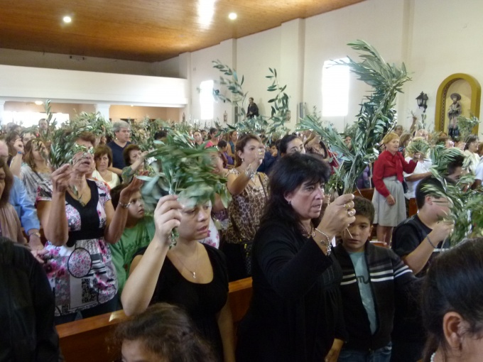 Fieles en la iglesia de Villa Massoni.
