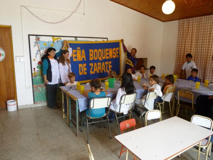 La Peña Boquense llevo donaciones a la Escuela 14 de la isla