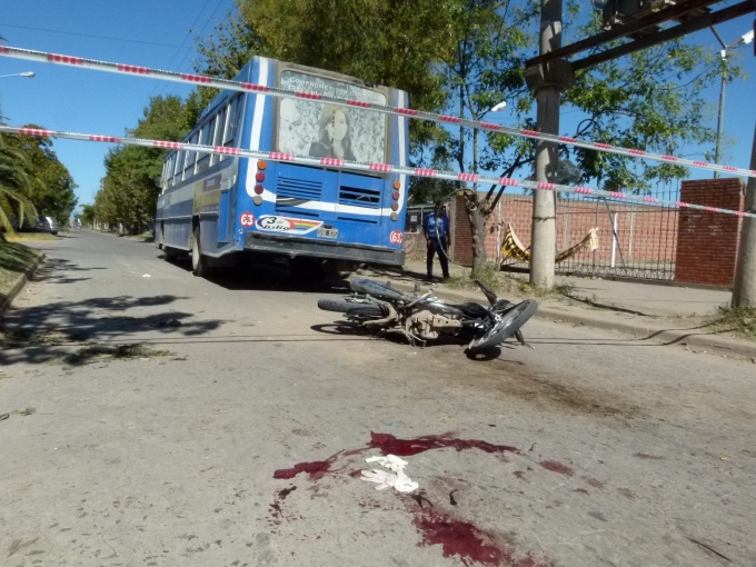 Dos heridos al caer de una moto