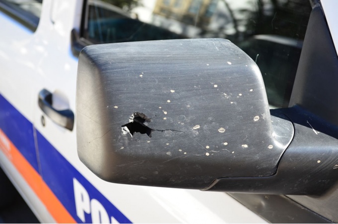Dos menores detenidos tras tirotearse con la policia