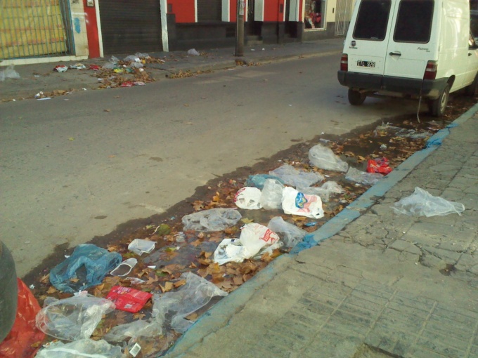 Reclamo por falta de barrido en el Centro