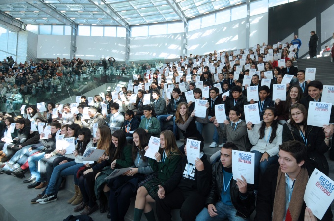Tenaris entregó 295 becas a estudiantes