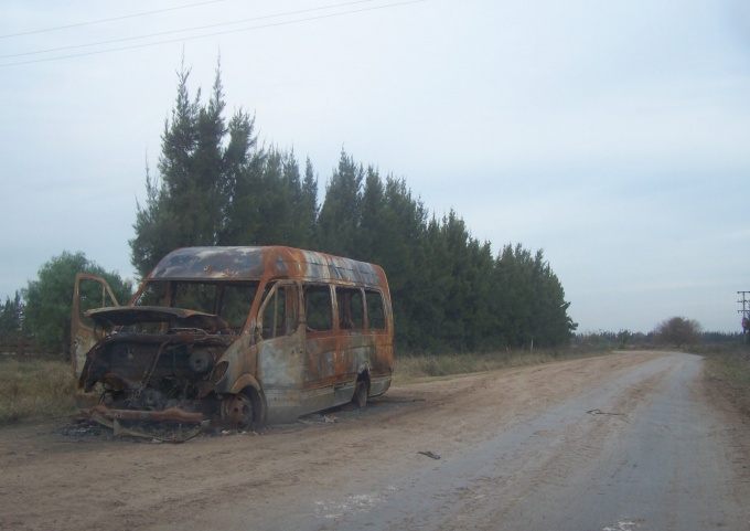 Vehículos robados son abandonados e incendiados en zonas rurales de Zárate