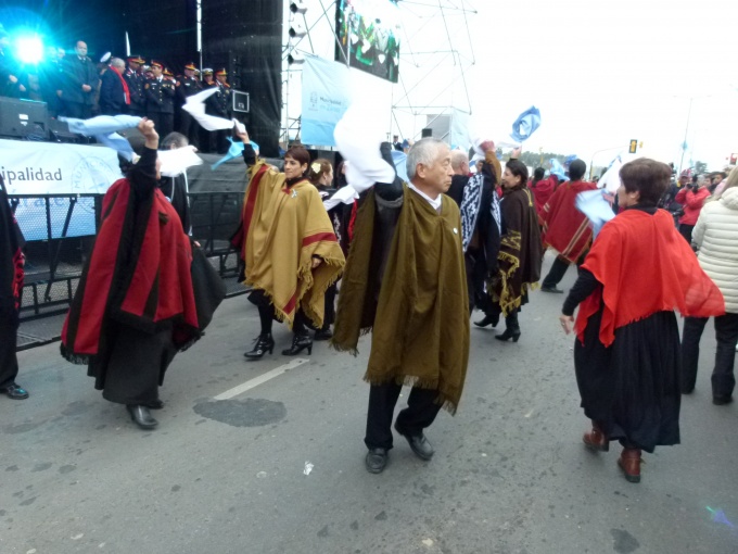 Instituciones desfilaron en Av. Antártida en conmemoración del Día de la Independencia