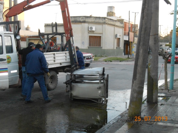 Camión chocó una columna y cortó el servicio eléctrico