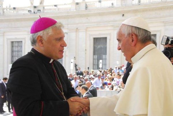 Monseñor Oscar Sarlinga y el Papa Francisco se saludan en el Vaticano.