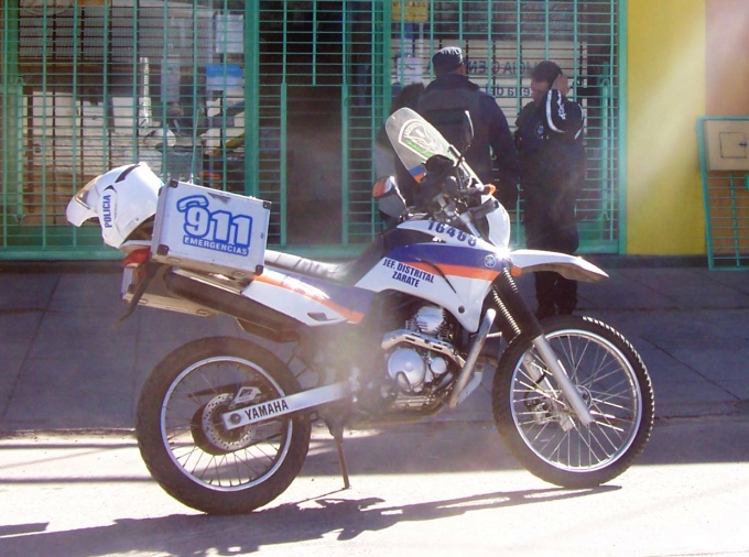 Robaron una moto policíal