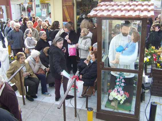 Concentración en la ermita para agradecer y pedir a San Cayetano
