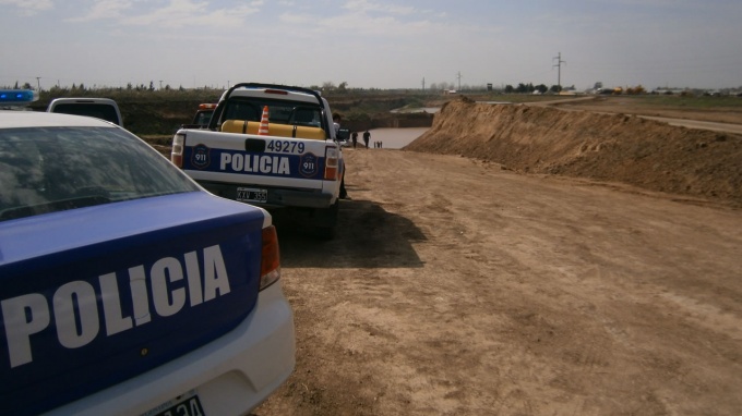 Encontraron ahogados a dos chicos en una tosquera