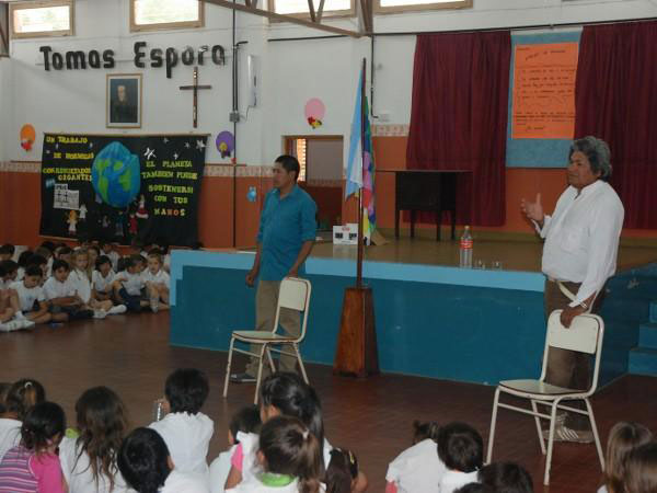 El cacique Clemente dando una charla en la Escuela N° 2.
