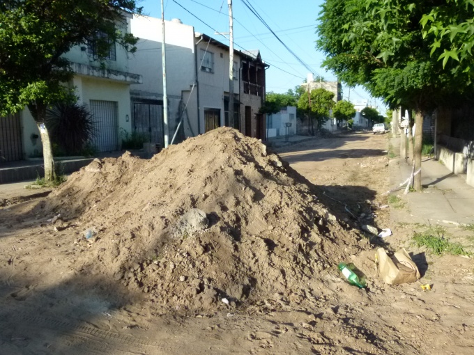 Frentistas de la calle Dorrego protestan por paralización de la obra.