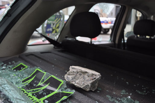 Destrozaron un vidrio y la luneta trasera.