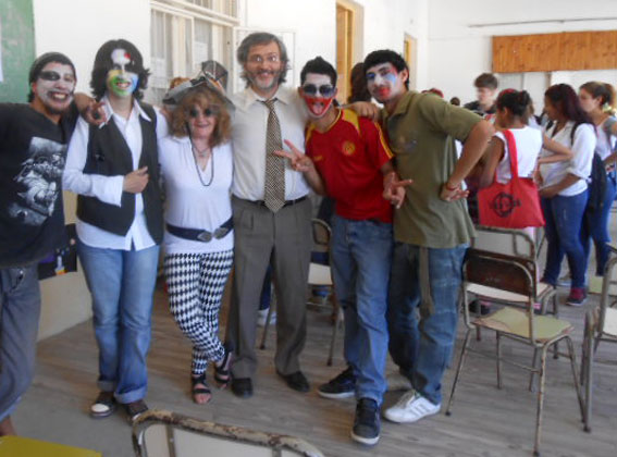 Alumnos con el director de la EEM N° 2, Gustavo Coria.