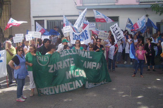 Marcha de afiliados de IOMA exigiendo se cumplan las obligaciones.