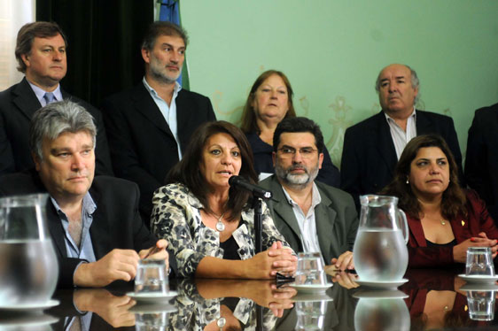 Primera a la derecha Sandra Paris, diputada electa por la sección, en la conferencia.