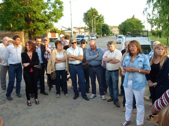 La protesta de vecinos juntó a concejales y referentes de la oposición.
