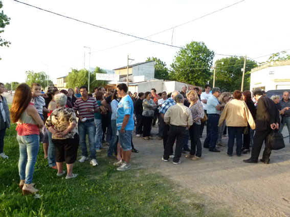 Concejales y referentes de la oposición acompañaron a los vecinos.