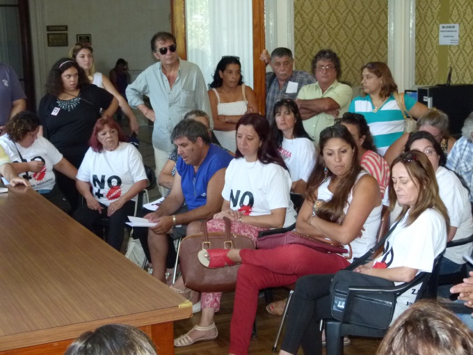 Grupo de vecinos y familiares de víctimas que reclaman.