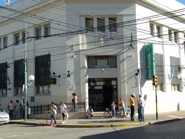 El Banco en la esquina de Justa Lima e Independencia.