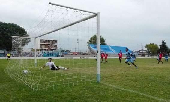Eugenio Peralta Cabrera de penal convierte el primer gol de CADU ante Cambaceres.