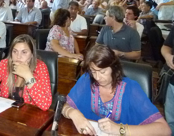 Concejales del bloque oficialista "Nuevo Zárate" en el recinto de sesiones.