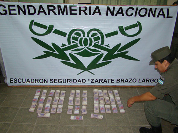 Detienen en Lima a una pareja de chinos con documentación y dinero ilegales