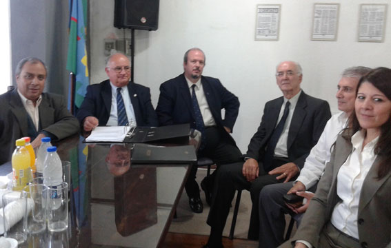 Los dres. Lopez, Deppeler, Castro, Zucconi, Porta, Paiz y Pujol en la reunión.