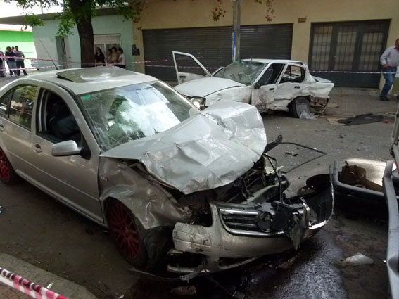 Los autos destrozados luego del fatal accidente.