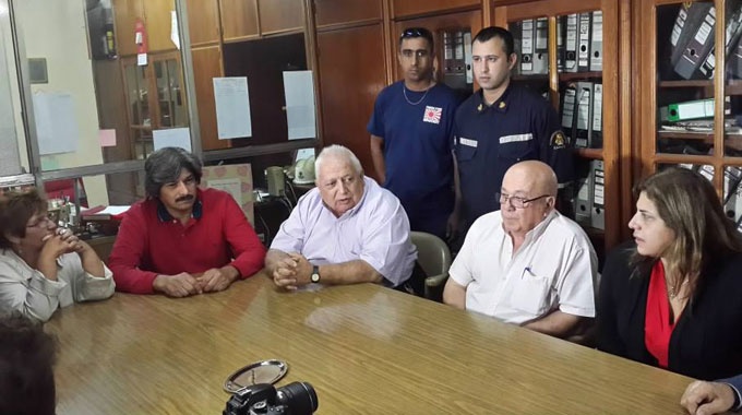 Sandra Paris en una reciente reunión con Bomberos zarateños.