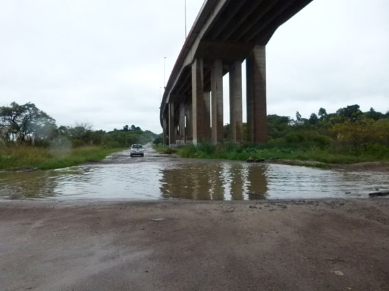 El camino debajo del Puente.