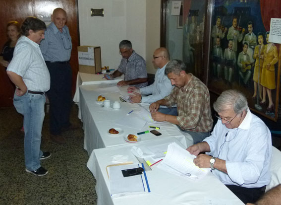 Mesa de votación en las pasadas elecciones del Centro del Comercio.