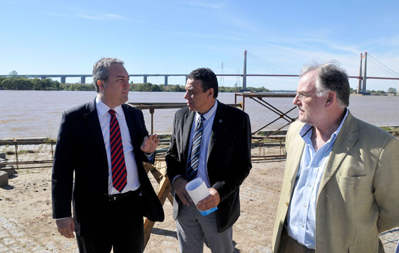 El ministro Cristian Breitenstein ayer con el intendente Cáffaro en la Costanera.