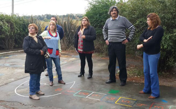 La diputada Paris con docentes y padres en el patio del jardín N° 909 de Escalada.
