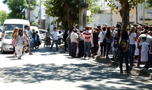 Atribuyen el problema a la falta de conciencia de los propios padres que estacionan en doble fila.